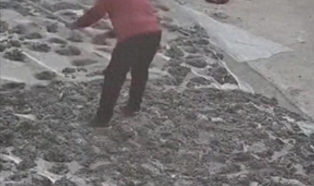 云开体育app下载安装-80岁老太毁水泥地后续：损失超5000元，子女连夜返回，原因太离谱