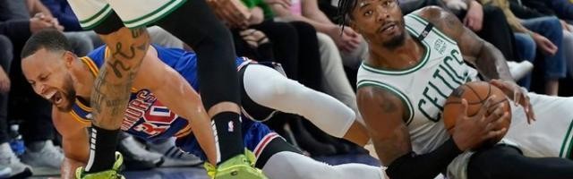 开云体育博彩-压伤库里飞踹汤普森 勇凯之战斯玛特两演争议动作